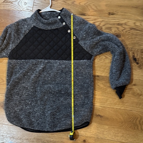 Cozy Black and Gray Button Down Women's Top Medium   A022 - Picture 7 of 8